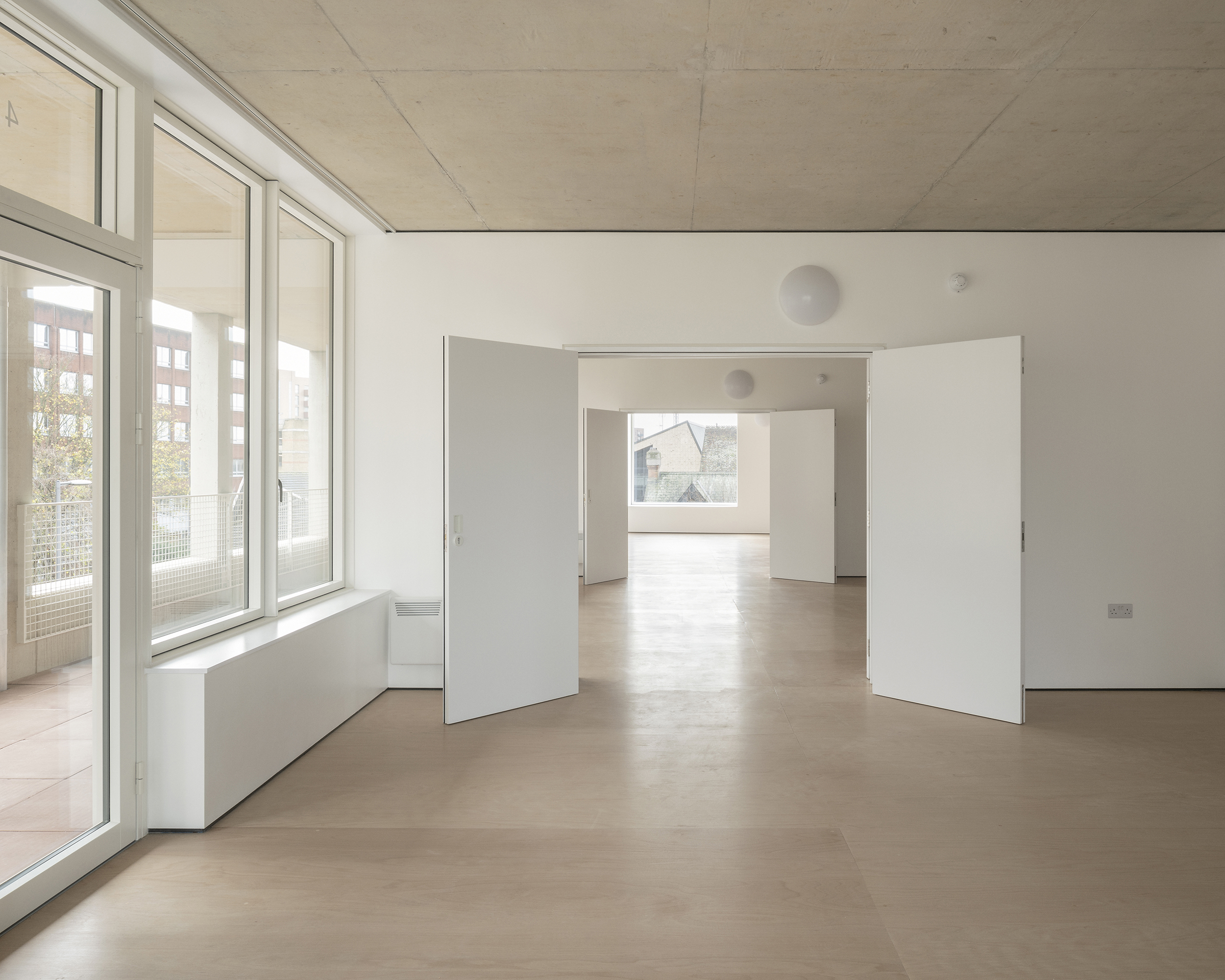Flexible co-housing floor with double doors in party walls